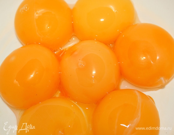 Отделить желтки от белков. С помощью миксера на высокой скорости взбить яичные желтки с сахарной пудрой до светлого цвета и воздушного состояния. Процесс может занять около 10 минут. Мне хватило 130 грамм сахарной пудры, ведь хочется получить именно освежающий лимонный вкус.