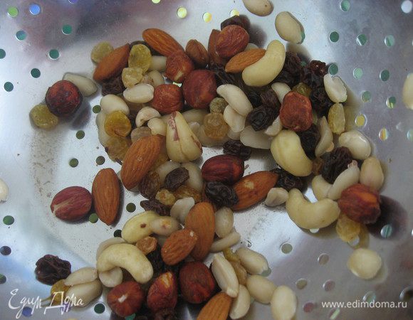 Ошпарить сухофрукты. На фото(это уже то, что осталось после супа) у меня орехи и изюм, был ещё чернослив. По мнению всех, кто пробовали десерт - орехи тут не очень подходять. Советую положить поменьше орехов и побольше сухофруктов.