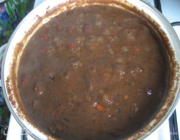Добавить в кастрюлю варенье, корицу и сухофрукты, перемешать. Варить на медленном огне в течение 25 минут, по необходимости добавляя воду и перемешивая, чтобы не подгорело. Консистенция похожа на кашу, а как остывает, немного густеет.