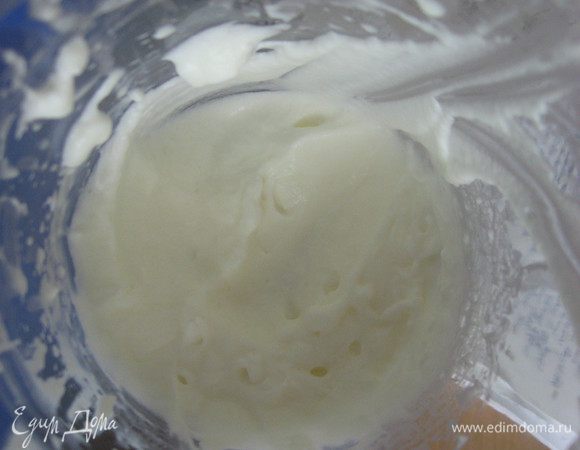 Взбить сливки с сахаром.