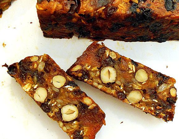 Выпекать в разогретой до 170 градусов духовке примерно 1 час 20 минут, причем последние 20 минут выпекать открытым. Выпекать до сухой палочки.
Вытащить хлеб, остудить в форме хотя бы полчаса, перевернуть на блюдо, сняв пергамент. Резать лучше всего ножом с зубцами.
Приятного аппетита:)
