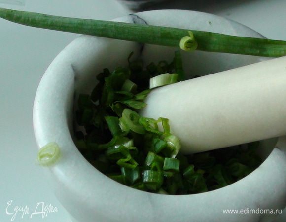 Зелень мелко порубить и растереть в ступке.