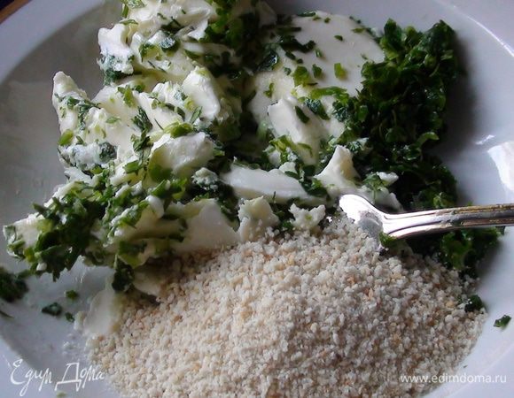 Размягченное сливочное масло смешать с зеленью, сыром и панировочными сухарями до получения однородной массы. Посолить.