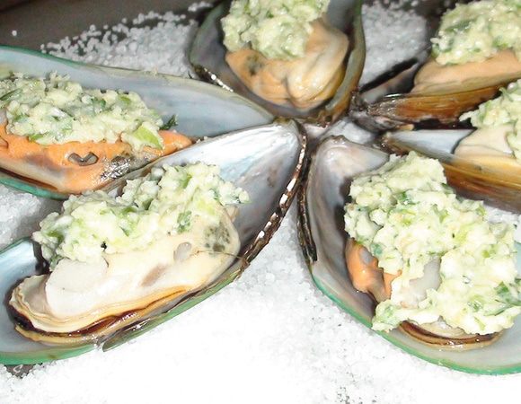 Покрыть каждую мидию заготовленной пастой