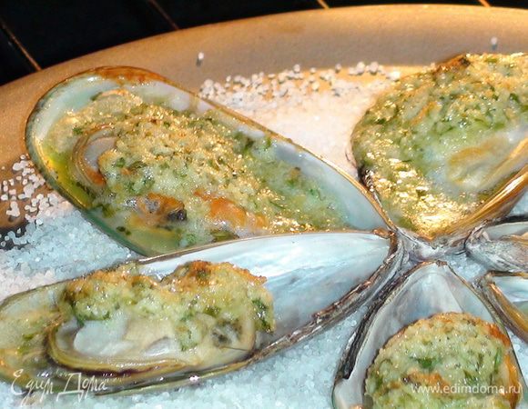 Поставить в разогретую до 230 градусов духовку на 8-10 минут, пока масло не начнет пузыриться и из мидий не выделиться сок (для устриц минут 5).