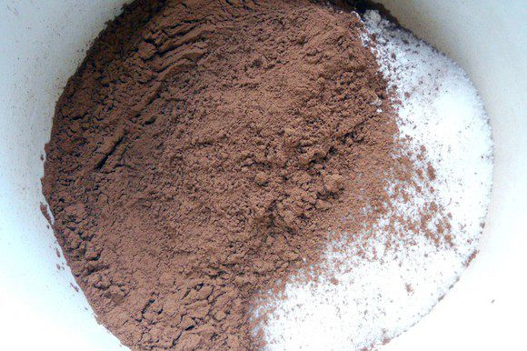 В небольшой кастрюле соединить какао-порошок и сахар (часть сахара заменил сахарной пудрой, для дополнительной нежности).