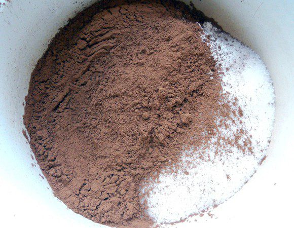 В небольшой кастрюле соединить какао-порошок и сахар (часть сахара заменил сахарной пудрой, для дополнительной нежности).