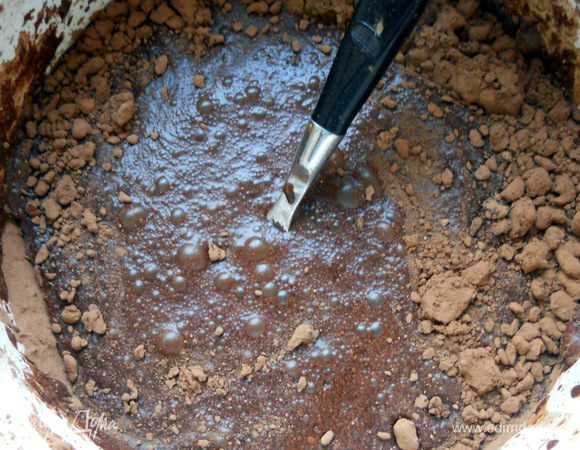 Добавить воду и хорошо размешать. Поставить а средний огонь, довести до кипения и проварить пару минут, помешивая. Снять с огня, при желании процедить. 