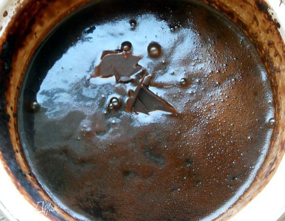 Добавить кусочки шоколада, размешать до его растворения. Остудить. Массу взбить секунд 30 в миксере, особенно важен этот шаг, если шоколад не пропускать через сито - так разойдутся сгустки какао-порошка. Массу перелить в контейнер, пригодный для заморозки и отправить в морозильную камеру. Периодически перемешивать лопаткой. Время заморозки приблизительно 7-9 часов. 