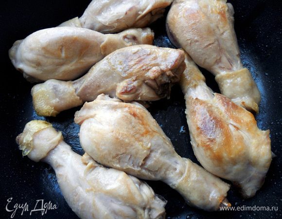 С курицы удалить кожу, обжарить в глубокой сковороде с добавлением оливкового масла, около 5-7 минут. 