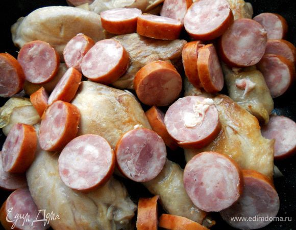 Добавить нарезанные колбаски и готовить еще 2-3 минуты. Отложить.