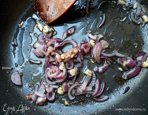 В той же сковороде (и масле) на среднем огне обжарить полукольца лука и измельченный чеснок, до мягкости, не допуская потемнения, пару минут.
