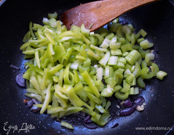 Присоединить нарезанные сельдерей и перец, готовить еще 2-3 минуты.