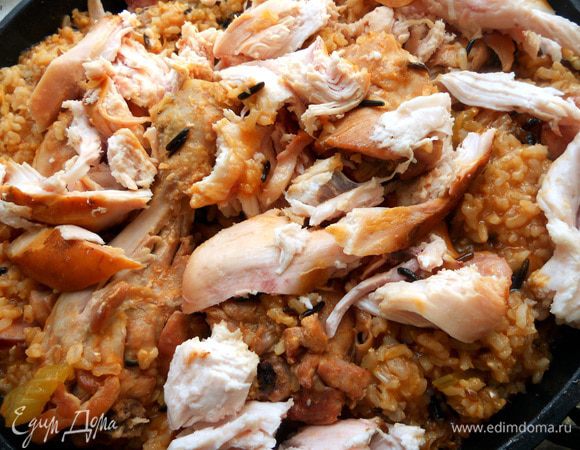 Минут за 7-10 до готовности присолить, поперчить и добавить кусочки копченой курицы без кожицы. Довести до готовности (предпочитаю состояние al dente), снять с огня и дать постоять перед подачей минут 20-30. Присыпать петрушкой или другой зеленью по вкусу (тимьян здесь хорош!). 