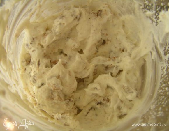 Для мороженого с безе сливки взбить до устойчивых пик, добавить кусочки безе, перемешать, убрать в холодильник до использования.