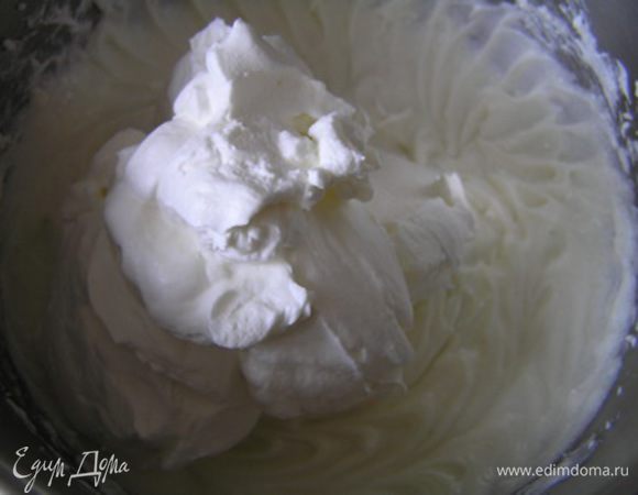 сливки взбить до устойчивых пик, добавить в маскарпоне, перемешать, убрать в холодильник до использования.