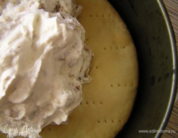 Сборка. На песочное основание в форме выложить половину мороженого с безе,