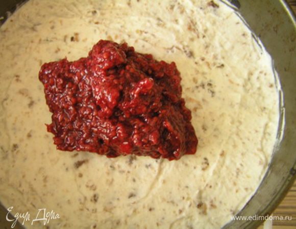 затем выложить малиновый соус,