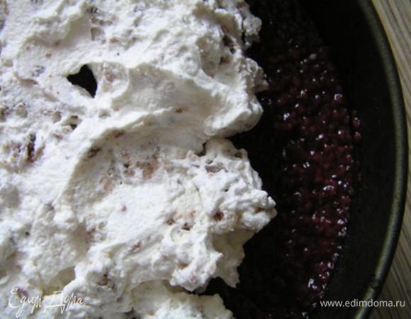 выложить вторую часть мороженого с безе, разровнять,