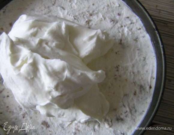 сверху выложить мороженое с маскарпоне,