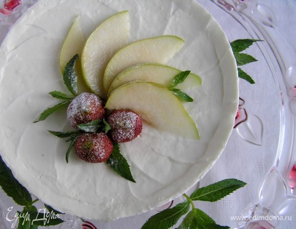 За 30 минут до подачи достать торт из морозилки, аккуратно провести ножом вдоль бортиков формы, переложить торт на блюдо, украсить дольками груши, клубникой и мятой, 