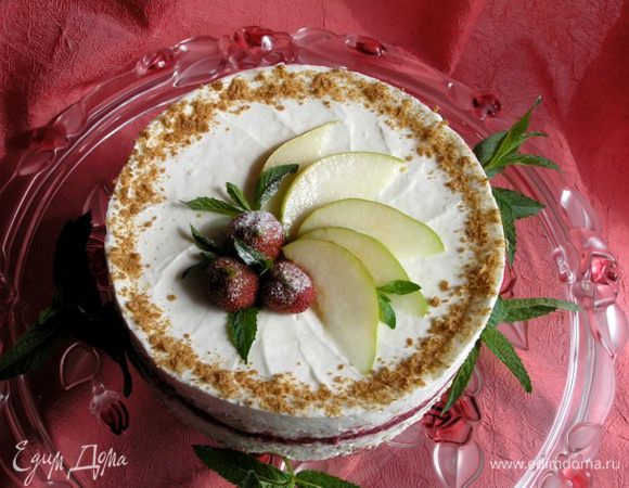 посыпать сахарной пудрой и крошкой безе. Вуаля! Торт-мороженое готов! Наслаждайтесь проделанной работой и потрясающим вкусом! :)