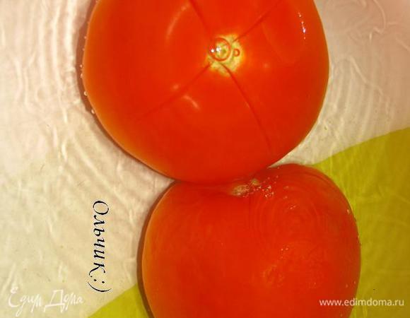 Помидор надрезаем крест накрест, заливаем кипятком, через пару минут снимаем кожицу, освобождаем от сока и семян.