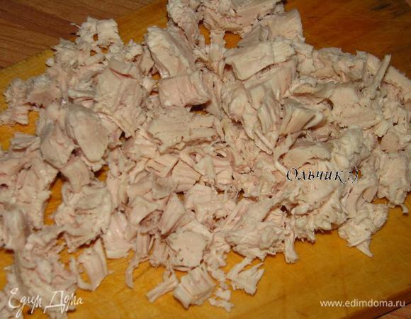 Отварное куриное филе мелко нарежем.