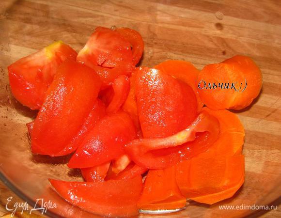 Морковь отвариваем на пару, вместе с помидорами пюрируем блендером.