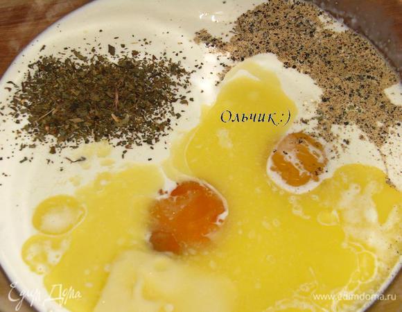 Рисовые хлопья смалываем в муку при помощи кофемолки или блендера, смешиваем вместе с яйцами, маслом, сливками, солью, специями, разрыхлителем.