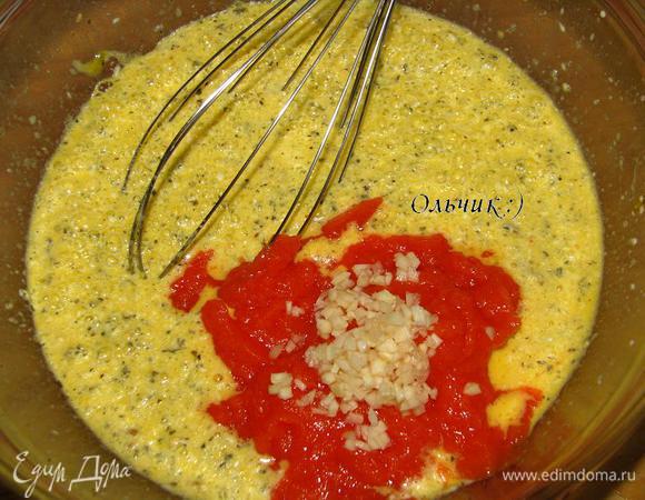 Добавляем овощное пюре, мелкорубленный чеснок, перемешиваем.