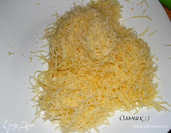 Сыр трём на мелкой тёрке.