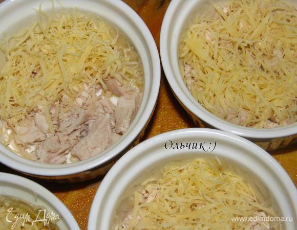 Выкладываем курицу, затем сыр.