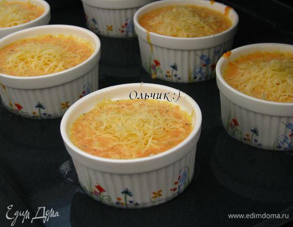 Присыпаем оставшимся сыром и отправляем на противень, залитый горячей водой. Выпекаем 15-20 минут при температуре 170 градусов.