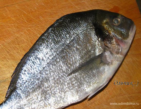 Рыбу помойте, почистите, удалите жабры и внутренности. С лимона и апельсина снимите цедру, выдавите из апельсина сок. 