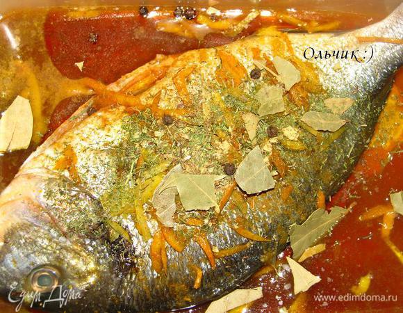 Готовим маринад для рыбы: смешайте все специи, цедру, апельсиновый сок, два вида соусов и немного оливкового масла, поломайте лавровый лист на кусочки. Обмажьте рыбу маринадом и уберите в контейнер. Отправьте в холодильник на 3 часа. После этого рыбу можно будет жарить на решетке или дома на сковороде гриль. 