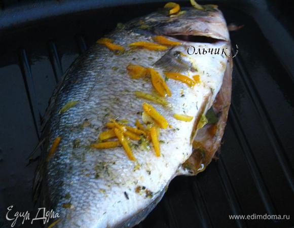 На раскаленную сковороду-гриль, смазанную оливковым маслом, выложите рыбу, обжаривайте с двух сторон по 2 минуты.
