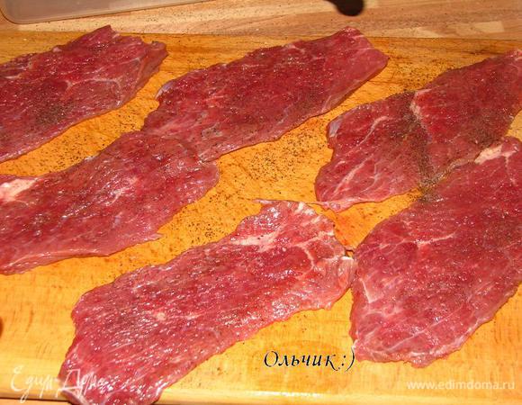 Мясо отобьем, посолим, поперчим.
