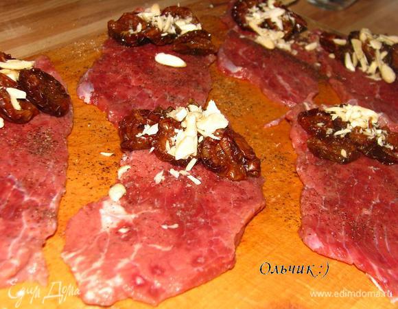 На каждый кусочек уложим предварительно размягченные в кипятке кусочки сливы, рубленный миндаль.