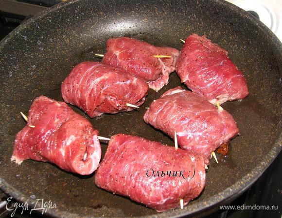 Сворачиваем рулетиком и закрепляем зубочистками. Отправляем на раскаленную сковороду подрумяниться с обеих сторон.