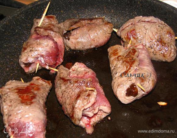 Убираем рулетики со сковороды.