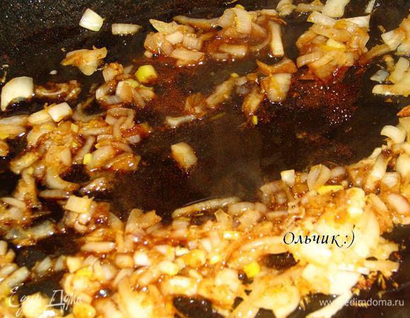 Добавляем соус и уксус.