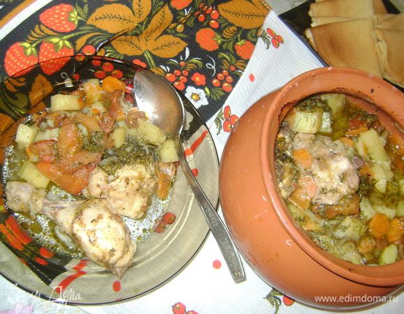 луковицу полукольцами нарезала,перец соломкой,морковь на кружочки,картофель кубиками,окорочка разрезала,очистила от кожицы,помидор тоже ошпарила,очистила от кожицы,нарезала дольками.

сначала поджарила лук,добавила к нему перец и морковь,позже грибы,соль,перец,пожарила до готов грибов.(минут 7-10)
в миске смешала курицу,картофель,помидор,специи и поджарку,все хорошо перемешала,выложила в горшочек,налила воды(горячей) 2 чашки,приблизительно 0,5 литра и отправила все это в духовку,на час....до готовности