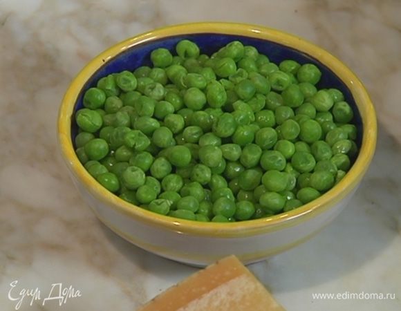Горошек предварительно разморозить.