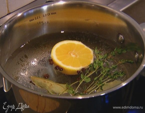 В небольшой кастрюле вскипятить воду, добавить тимьян, гвоздику, душистый перец, лавровые листья и лимон и варить все пару минут.