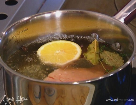 Семгу опустить в воду со специями ровно на 5 секунд и выключить огонь. Накрыть кастрюлю крышкой и дать рыбе дойти в кипятке.