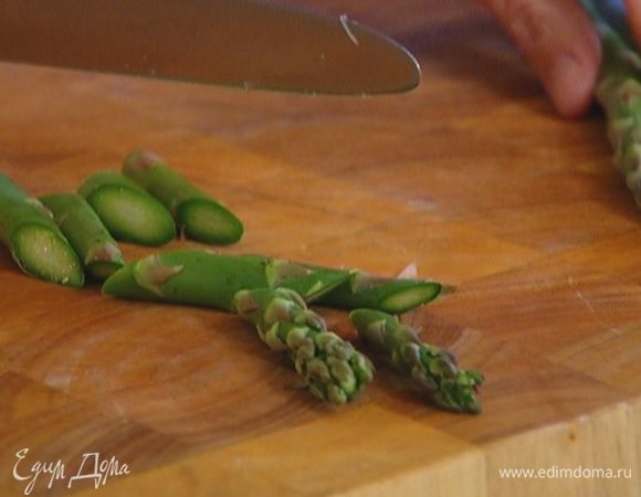 У спаржи удалить грубые черенки и порезать стебли наискосок на 3–4 части.