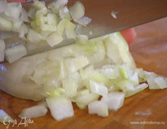 Луковицу почистить и порубить очень мелко.