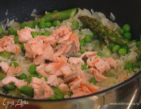 Семгу разобрать на небольшие кусочки и добавить к рису с овощами.
