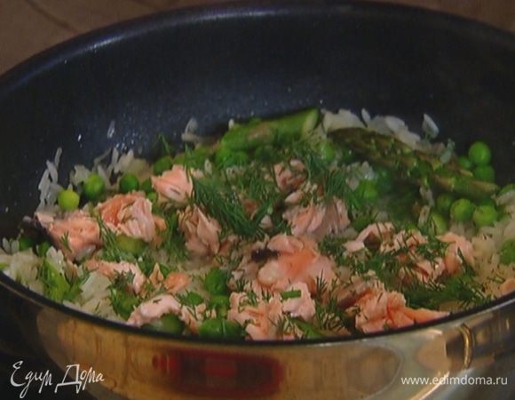 Укроп мелко порубить и посыпать плов.